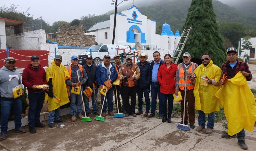 Equipo de trabajo al personal de limpieza y mantenimiento